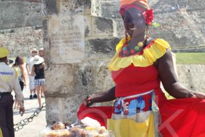 Cultura palenquera afuera de castillo de San Felipe