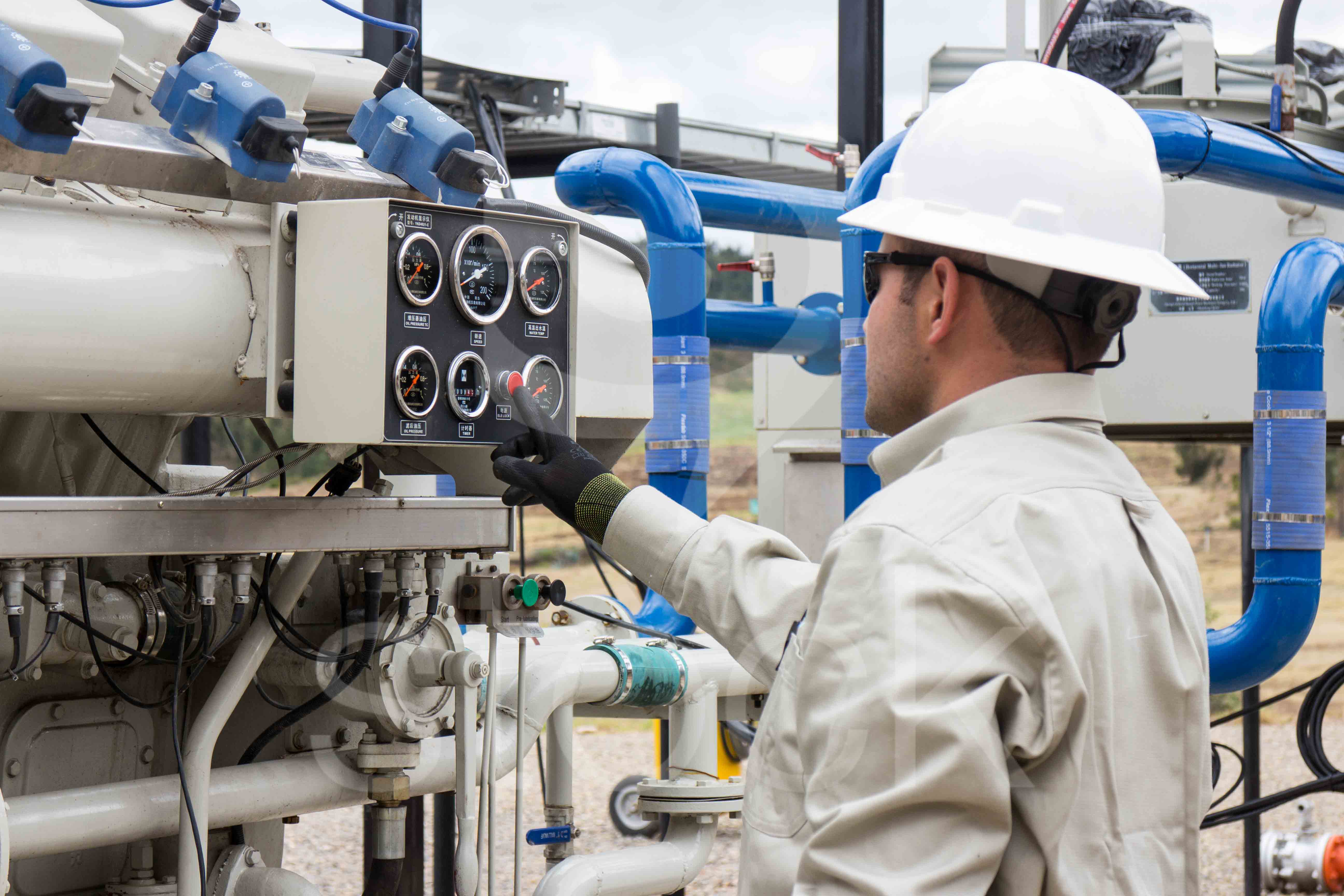 Operario De Planta De Energia Y Ptreoleos En Colombia Sotastock Compra Fotografias De Colombia