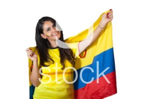 Aficionada con bandera de colombia en su espalda.