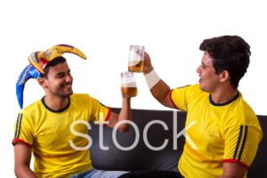 Hinchas celebrando victoria del partido con dos cervezas.