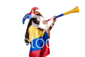 Aficionada con vuvucela apoyando a colombia.